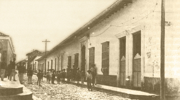 Casa de la familia Mutis, esquina de la Plaza García Rovira, al lado del atrio de la iglesia de San Laureano, en Bucaramanga. Fotografía realizada hacia 1920.